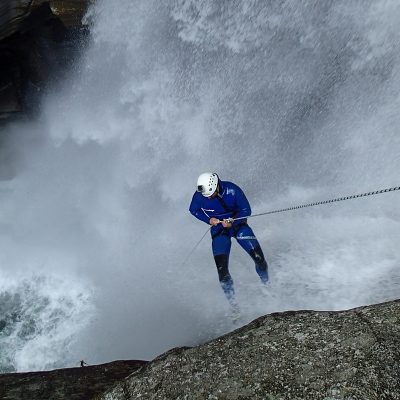 discesa in corda doppia in un flusso d'acqua massiccio nel canyon di iragna
