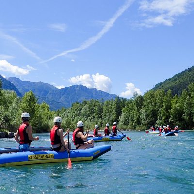 il gruppo scolastico pagaia le proprie zattere sul fiume ticino